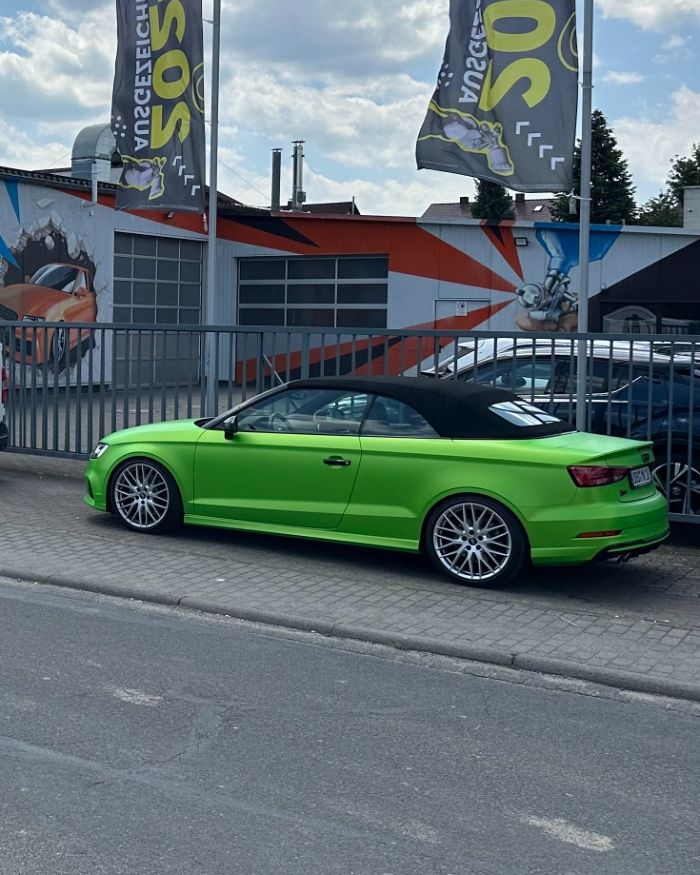 Eingang und Fassade der Werkstatt in der Presentstraße mit lackiertem Audi Cabrio